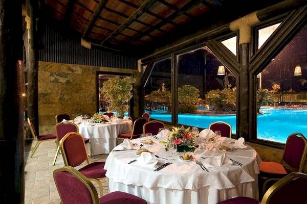 Ein Restaurant im Elba Sara Beach & Golf Resort mit Blick auf den Pool bei Nacht.