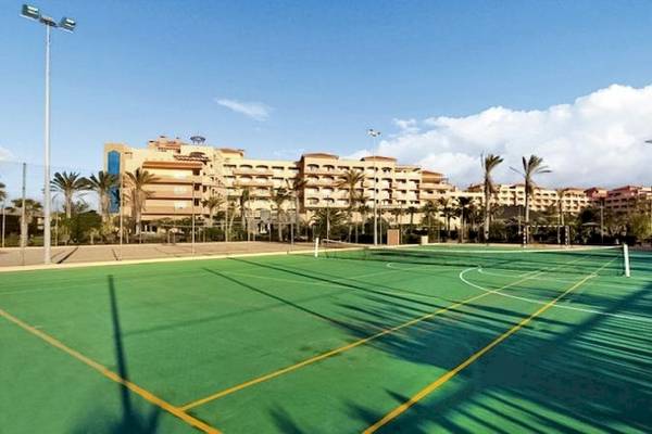 Tennisplatz vor dem Elba Sara Beach & Golf Resort