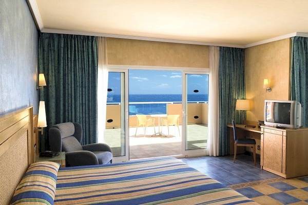 Hotelzimmer im Elba Sara Beach & Golf Resort mit Meerblick, Doppelbett und Balkon.