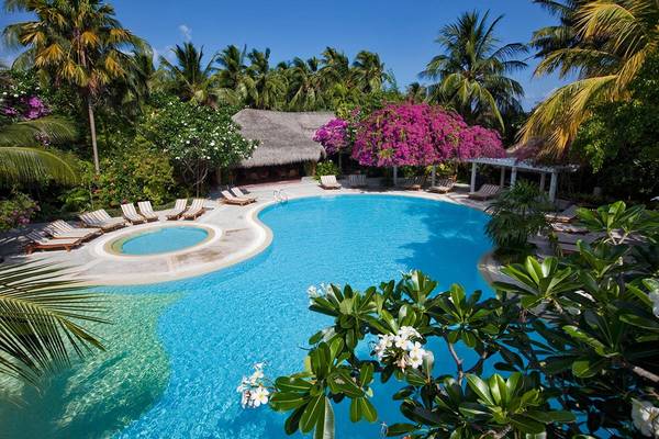 Außenpool und Loungebereich des Kuramathi Maldives Hotels
