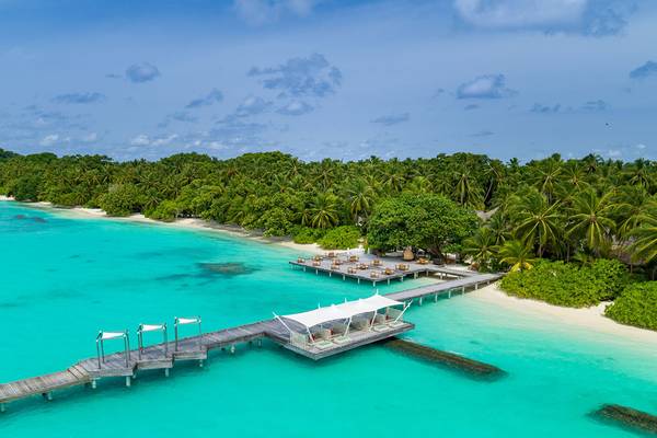 Luftaufnahme des Kuramathi Maldives mit Pier und blauem Wasser