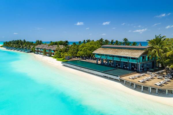 Luftaufnahme des Kuramathi Maldives Hotels an einem Strand mit blauem Wasser und weißen Sand