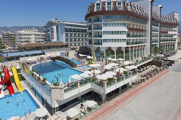 Luftaufnahme des Asia Beach Resort & Spa Hotels mit Pools und Wasserrutschen.