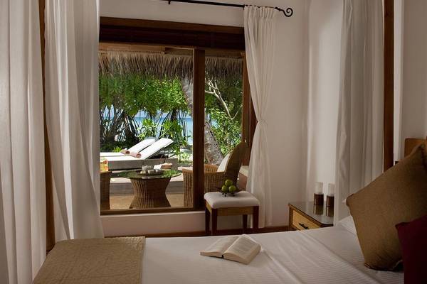 Bett mit Aussicht auf den Garten im Kuramathi Maldives
