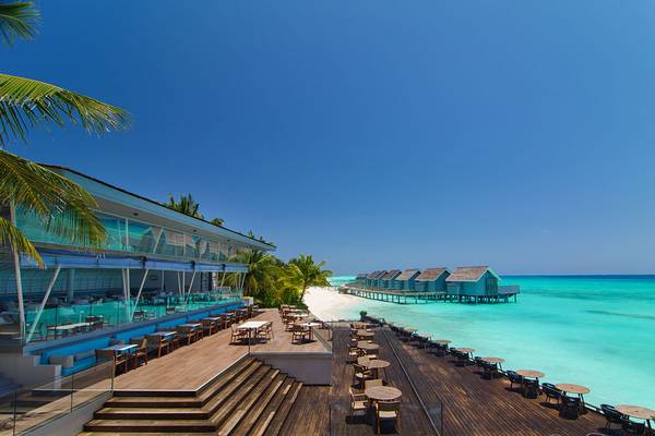 Außenterrasse des Kuramathi Maldives Hotel mit Blick auf das Meer und die Inseln.