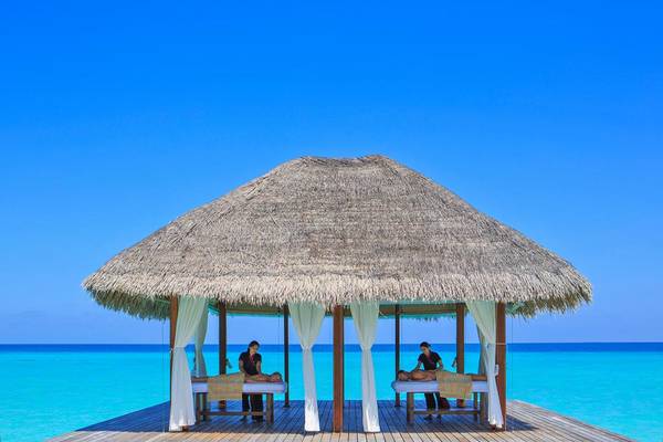 Massage-Hütte am Strand des Kuramathi Maldives mit Blick auf das Meer.