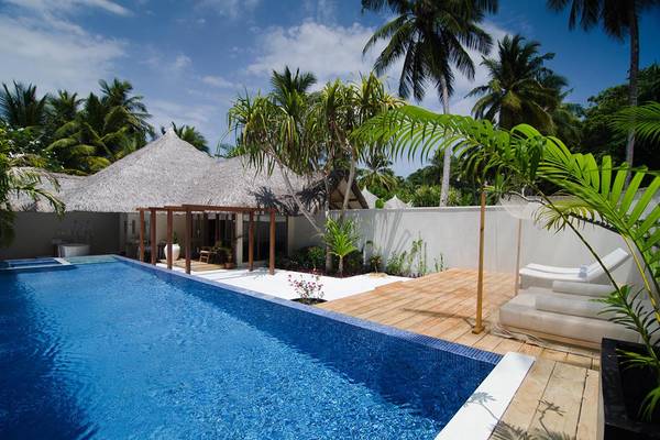 Außenpool mit Loungebereich im Kuramathi Maldives Hotel.