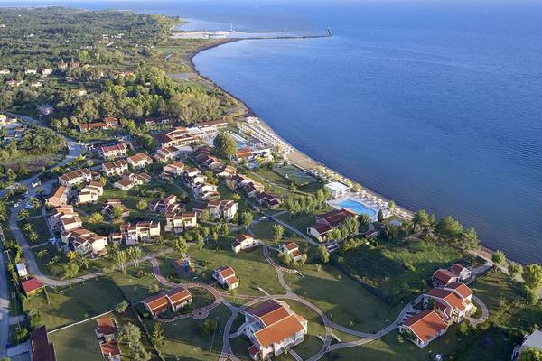 Luftaufnahme des Capo Di Corfu Hotels mit vielen Gebäuden, einem Pool und Meer im Hintergrund.