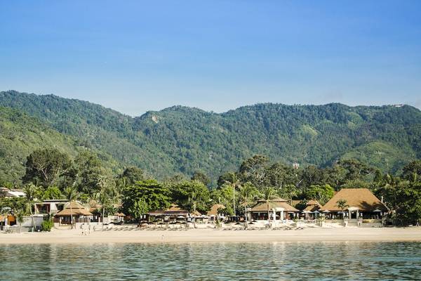 Außenansicht des Pavilion Samui Villas & Resort mit Blick auf den Strand und die Berge