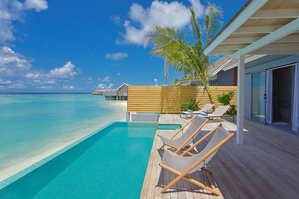 Außenpool und Terrasse mit Liegen am Kuramathi Maldives Hotel