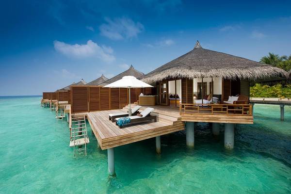 Wasservilla des Kuramathi Maldives Hotels mit Blick auf den Ozean