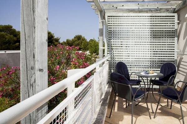 Terrasse des BlueSun Hotel Borak mit einer Sitzgruppe und Blumen im Hintergrund