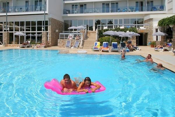 Zwei Personen schwimmen im großen Swimmingpool des BlueSun Hotel Borak.