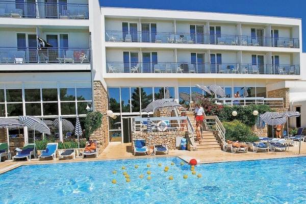 Ein modernes Hotel namens BlueSun Hotel Borak mit einem großen Pool, Sonnenliegen und Sonnenschirmen.