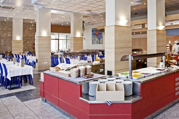 Restaurant-Buffet im BlueSun Hotel Borak mit vielen Gerichten und blauen Stühlen.