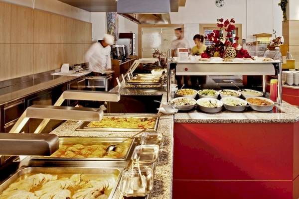 Buffet mit verschiedenen Speisen im BlueSun Hotel Borak.