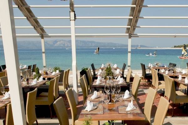 Terrassenrestaurant des BlueSun Hotel Borak mit Blick auf das Meer und Bergen