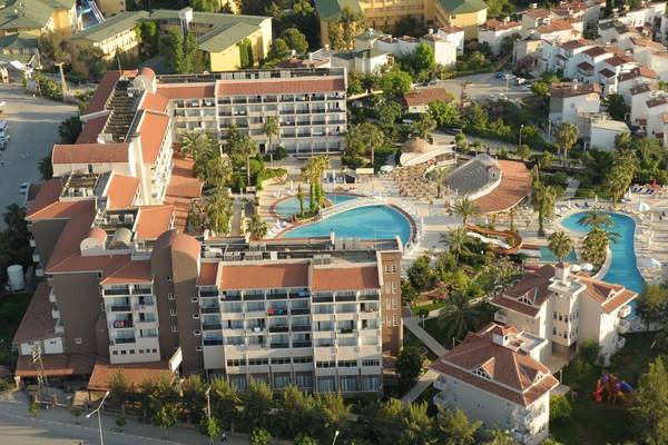 Luftaufnahme des Seaden Corolla Hotels mit Swimmingpools und Gebäuden.