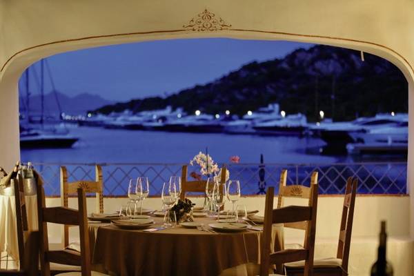 Abendessen auf der Terrasse des Grand Hotel Poltu Quatu mit Blick auf den Hafen
