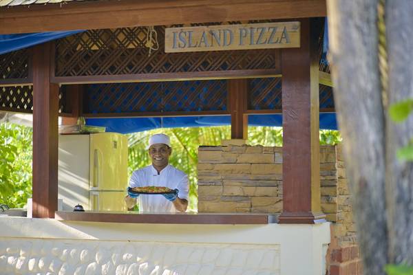 Koch im Sun Siyam Olhuveli Hotel präsentiert eine Pizza am Island Pizza Stand.