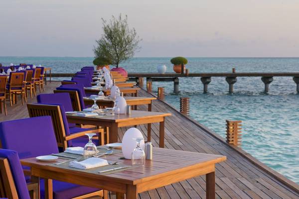 Terrasse des Sun Siyam Olhuveli Hotels mit Blick auf das Meer.