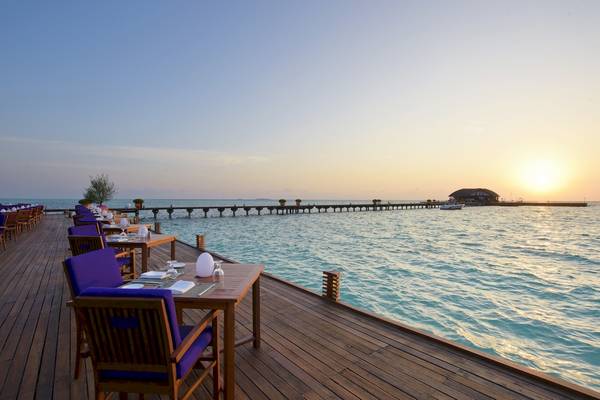 Abendessen im Freien im Sun Siyam Olhuveli mit Blick auf den Ozean und eine untergehende Sonne
