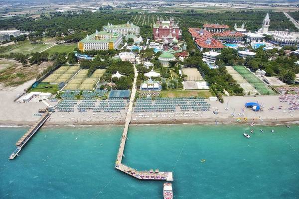 Luftaufnahme des Kreml Palace Hotels mit Strand, Pools und Wassersportmöglichkeiten.