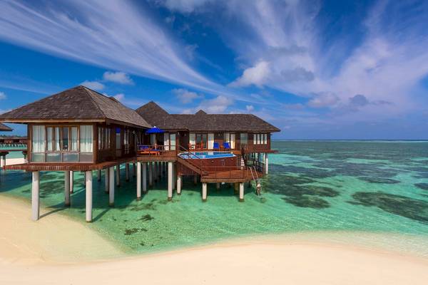 Ueberwasser Bungalows des Sun Siyam Olhuveli Hotels am Strand