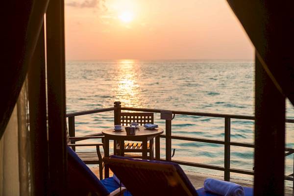Sonnenuntergang auf der Terrasse des Sun Siyam Olhuveli mit Blick auf das Meer.