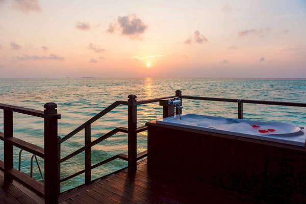 Sonnenuntergang am Meer im Sun Siyam Olhuveli Hotel mit Badewanne auf der Terrasse