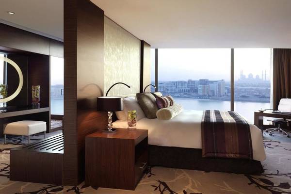 Fairmont Bab Al Bahr Hotelzimmer mit Blick auf die Stadt.