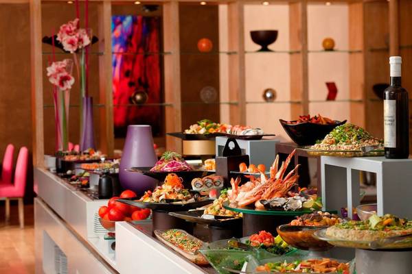 Buffettisch im Fairmont Bab Al Bahr Hotel mit verschiedenen Gerichten und Dekoration.