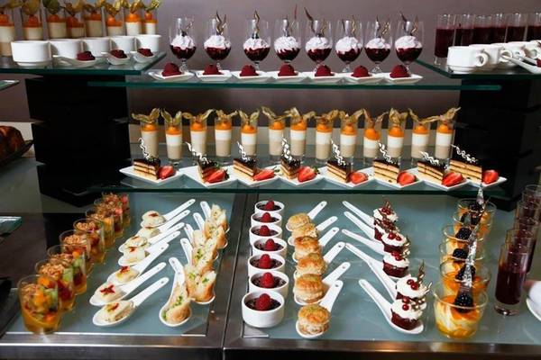 Buffet mit verschiedenen Desserts im Fairmont Bab Al Bahr Hotel.