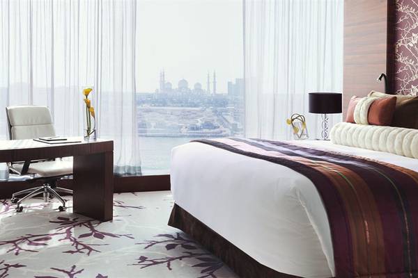 Fairmont Bab Al Bahr Zimmer mit Blick auf die Stadt und das Meer.