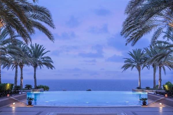 Unendlicher Pool am Shangri-La Al Husn Resort & Spa mit Blick auf den Ozean