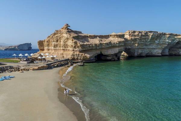 Luftaufnahme eines Strandes mit Sand, Felsen und Wasser am Shangri-La Al Husn Resort & Spa
