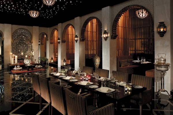 Shangri-La Al Husn Resort & Spa Innenbereich Speisesaal mit Tisch und Stühlen