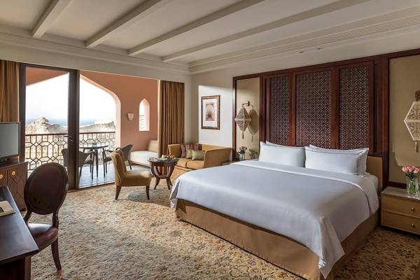 Schlafzimmer im Shangri-La Al Husn Resort & Spa mit Blick auf das Meer.