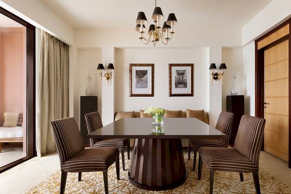 Elegantes Esszimmer mit einem runden Tisch und Stühlen im Shangri-La Al Husn Resort & Spa