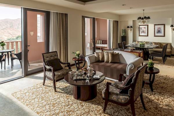 Luxuriöses Shangri-La Al Husn Resort & Spa Wohnzimmer mit Aussicht auf die Berge