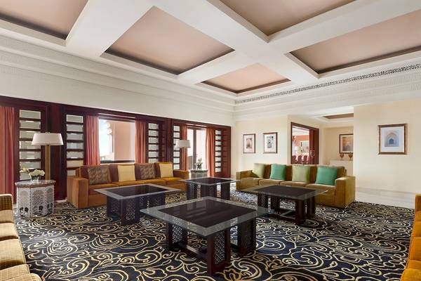 Hotel-Loungebereich im Shangri-La Al Husn Resort & Spa mit Sofas, Tischen und dekorativen Elementen.