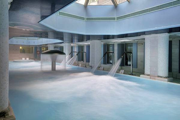 Innenpool des Candia Maris Resort & Spa mit Wasserstrahlen und Säulen