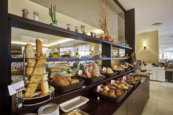 Buffet-Tisch im Candia Maris Resort & Spa mit verschiedenen Brotsorten und Dekoration.