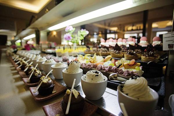 Dessertbuffet im Candia Maris Resort & Spa mit verschiedenen Kuchen und Eiscreme.
