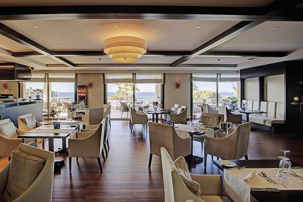 Innenansicht des Restaurants im Candia Maris Resort & Spa mit Blick auf den Ozean.
