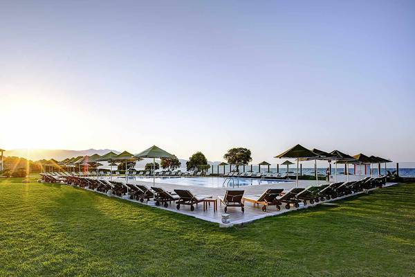 Sonnenuntergang über dem Poolbereich des Candia Maris Resort & Spa