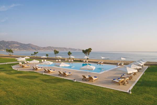 Luftaufnahme des Candia Maris Resort & Spa mit Swimmingpool und Sonnenliegen am Meer