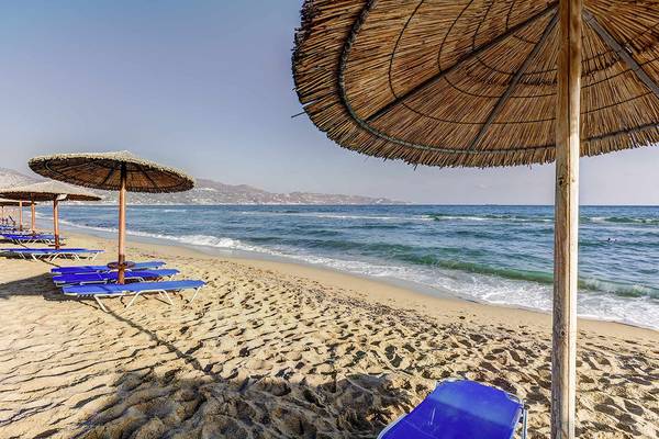 Strand mit Sonnenschirmen und Liegestühlen am Candia Maris Resort & Spa