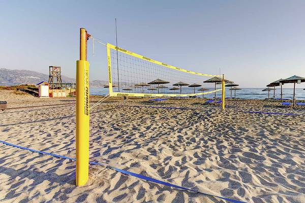Strand mit Volleyballnetz im Candia Maris Resort & Spa