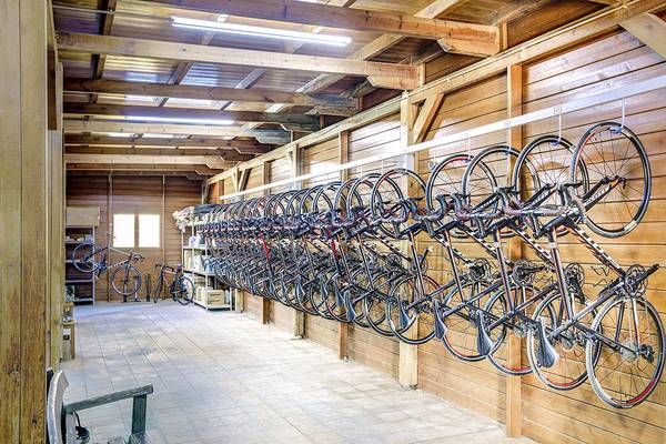 Lagerhalle im Candia Maris Resort & Spa mit vielen Fahrrädern an der Wand befestigt